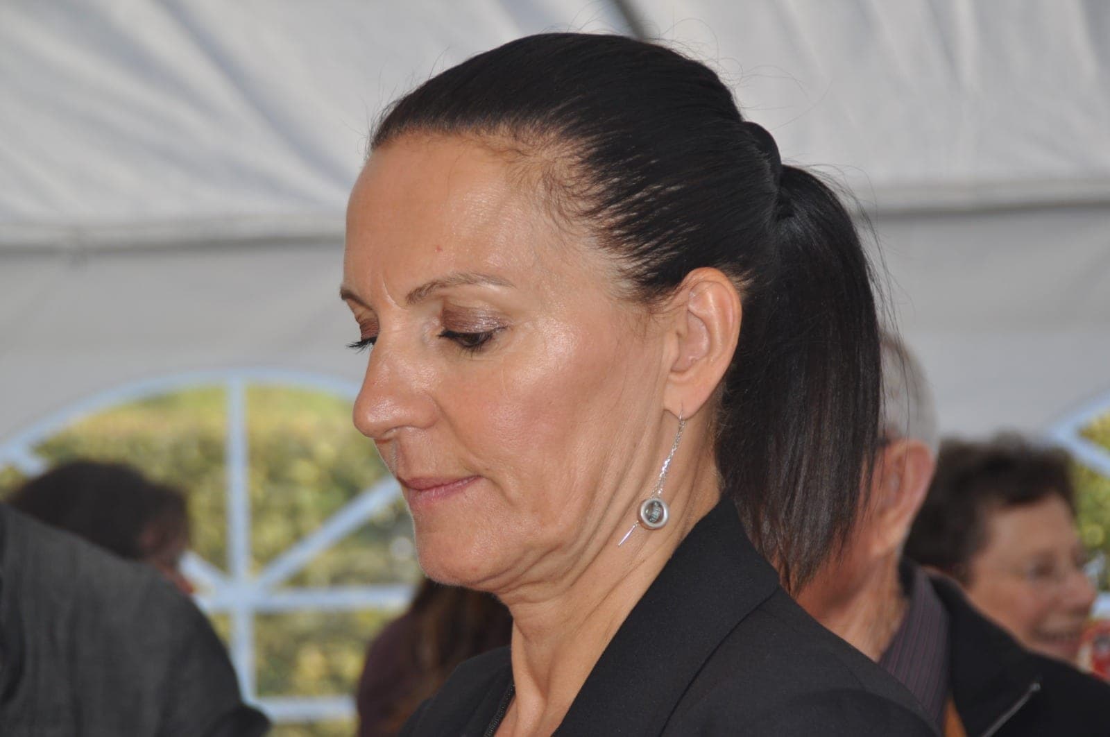 Karine de profil, les yeux baissés, concentrée pendant une animation close-up